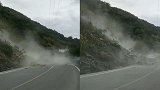 实拍！陕西镇坪县附近发生山体垮塌千斤巨石滚滚而下堵塞交通