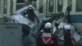 日本一汽车撞上火车 火车当场脱轨 汽车瞬间变成废铁