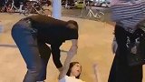 美女被闺蜜扔在大街上，心里凉凉的，人生能有几个真心朋友？