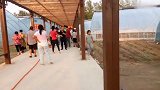 大衣哥两口子带亲家参观生态园，大衣嫂全程撒娇秀恩爱！