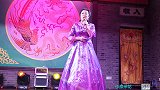 她演唱的歌曲《明月千里》；深情款款，甜美的声音，非常动听
