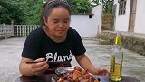 苗大姐吃红烧猪蹄，能拉出丝来，还有二伯送的大桃子
