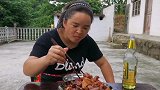苗大姐吃红烧猪蹄，能拉出丝来，还有二伯送的大桃子