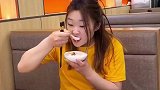 美女在饭店里吃霸王餐