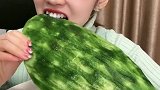 大姐，这仙人掌吃得也太难受了吧！