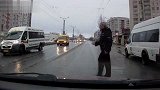 惊险一幕！实拍俄罗斯一妇人过马路被疾行汽车撞飞