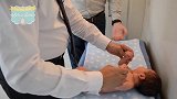 育儿博士拉着宝宝的小手检查宝宝的生长情况，小宝宝哭得好伤心啊