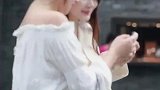 街拍美女，玩手机小心前面呀