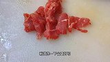 干炒牛河家常做法有诀窍，牛肉鲜嫩爽滑，河粉香气十足