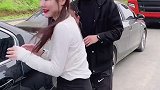 两个小哥帮女司机停车，结局太感人了！女司机 道路千万条安全第一条 搞笑视频 美女