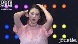 日本美女时尚走秀，这粉色的穿着，女人味十足
