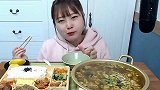 韩国圆脸美女挑战美味拉面，连汤都不放过，超美味