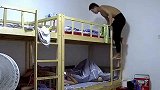 小哥爬床时，床不小心塌了的搞笑操作！