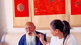 107岁爷爷出院和家人一块吃饭，俩孙媳妇一人一口给喂饭