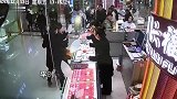女子在柜台戴耳钉，突然失去意识直挺挺后仰倒地，监控拍下惊险一幕
