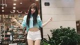 气质小姐姐穿搭衬衣短裤高跟鞋，成为了焦点！