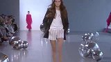 纽约时装周走秀，模特儿披肩长发性感漂亮气质佳