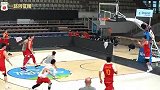 中国男篮按身高分组进行8v8不运球对抗 李凯尔在高个子组