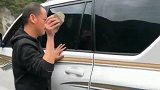 霸道车主钥匙忘车里，用石头开窗，都说这块玻璃最便宜