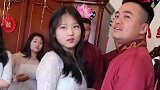 伴郎伴娘挤气球，引得众人大笑