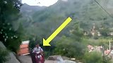 三轮车上坡熄火滑向悬崖，男子跳车狂奔救下三轮上的两人
