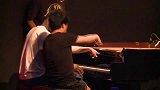 篮球-14年-2014巨星中国行：詹姆斯与郎朗激情互动 台上共同演奏钢琴曲-新闻