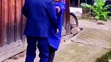 女儿远嫁20多年，父亲跋涉一千多公里看她，见面时两人抱在一起哭成泪人父女 远嫁