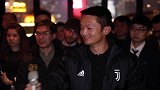 尤文传奇现身上海 拉瓦内利同死忠亲密互动