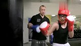 逗乐：大鹏打个沙袋墨迹半天，教练都看不下去了