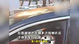 男子乱停车保安提醒两遍装没听见，驶离停车场时大骂羞辱-看门狗