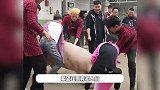 网红自费请村里老人吃杀猪宴，被索要场地费大打出手，猪肉遭哄抢一片混乱