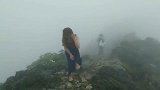 征服天苍山的女人，别人穿袄她穿裙子