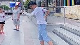 帅哥在美女面前耍帅，不料下一秒悲剧了，看完差点笑岔气！