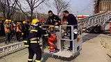 大人不在家，济南6岁熊孩子在家烤地瓜把房子烧了
