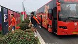 苏州赛区唯一开大巴训练球队 鲁能橙色“战车”吸睛