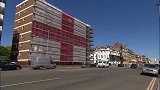 英格兰现巨幅十字旗帜助威三狮 占满整面楼墙气势吓人