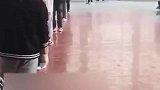 学生没带够御寒衣物，高校直接为9600名学生发冲锋衣