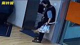 袜子厂家长点心吧，监控拍下员工脱鞋一幕，不怕给差评吗
