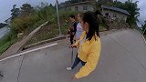 妹子回老家过中秋节，见人就给发红包，这闺女真有孝心