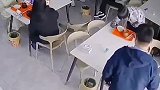 女子进店乞讨未果抢客人饭，老板上前理论女子撒泼打滚