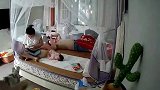 监控拍下父母第一次见孩子翻身，这反应也太佛系了