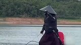 一男子水上冲浪似御剑飞行