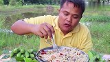 农村小哥吃虾仁拌米线，搭配珍珠苦瓜，泰国人才敢这样吃吧