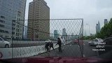 有才网友爆笑解说上海高架桥男女MMA街头混战