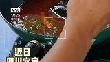 男子跟朋友吃露天火锅，一只黑鸟精准飞入锅内