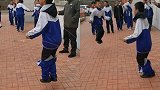 体育精神！男生跳绳比赛裤子掉了仍坚持 网友狂点赞