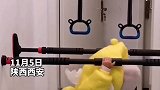陕西西安的1岁八个月的女宝宝羲羲，有着与同龄人不一样的爱好：吊环和单杠。  萌娃 可爱