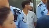 男子酒后强行对女乘客又搂又抱 见到警察当场跪下