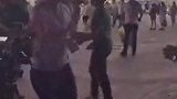 韩国记者大暴怒！起因是墨西哥当地球迷想把他扔起来
