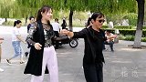 热情似火的广场舞跳起来真热闹